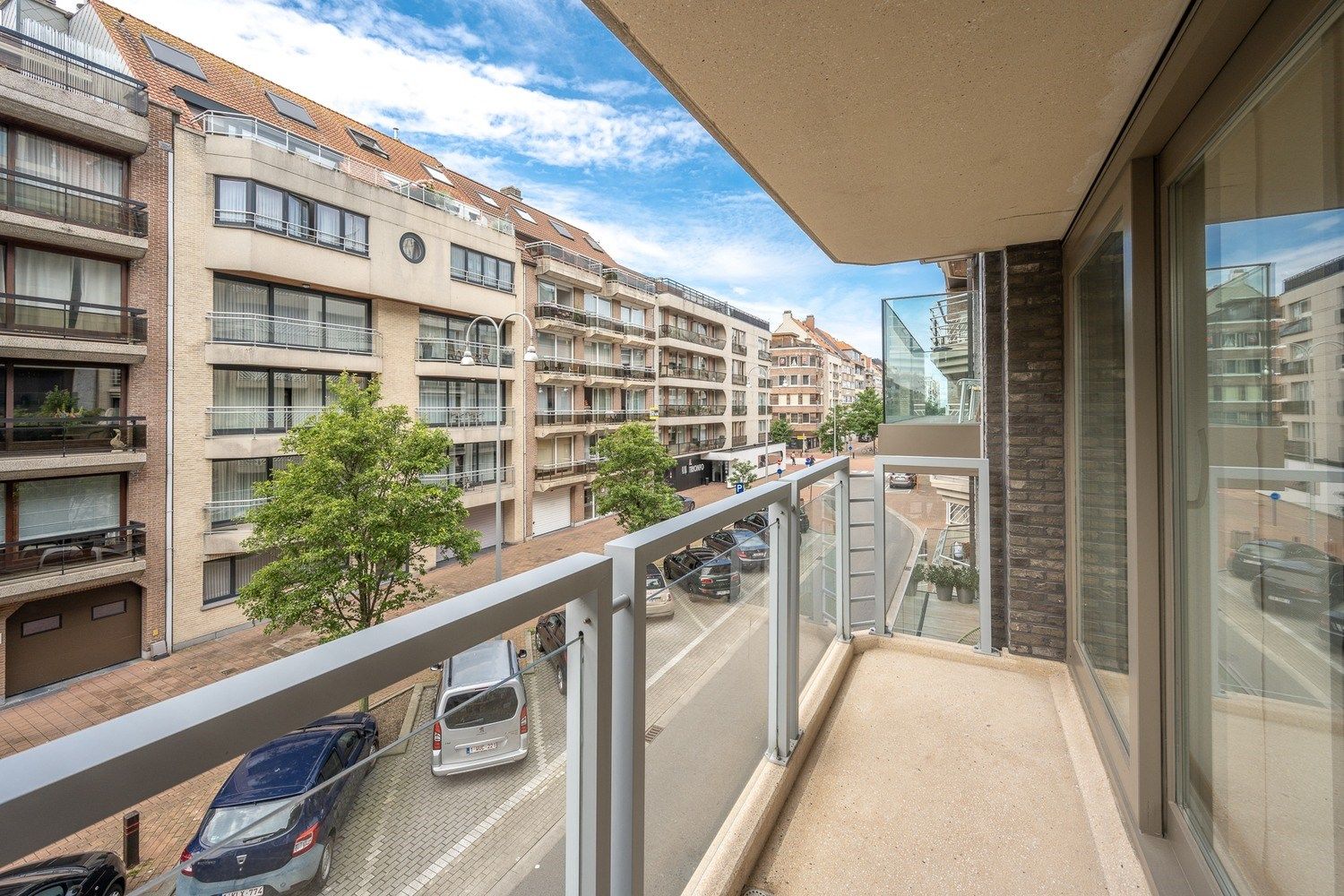 ONGEMEUBELD: Aangenaam recent appartement met 2 volwaardige slaapkamers op een zeer centrale ligging dichtbij de Lippenslaan en de zeedijk te Knokke.  foto 5