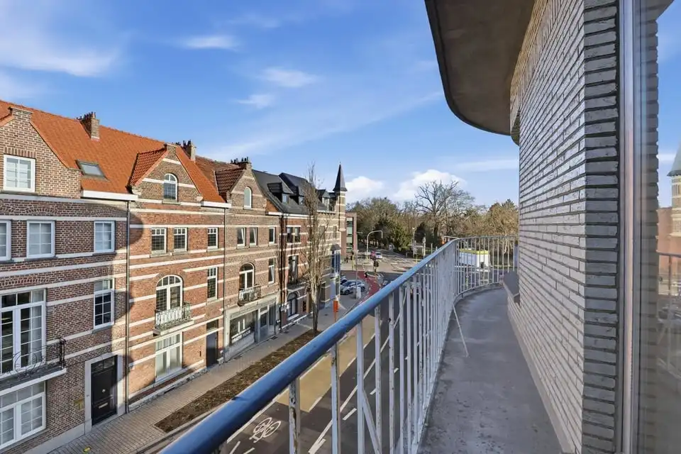 LICHTRIJK APPARTEMENT MET 2 SLKS IN HET CENTRUM VAN SINT-TRUIDEN foto 11