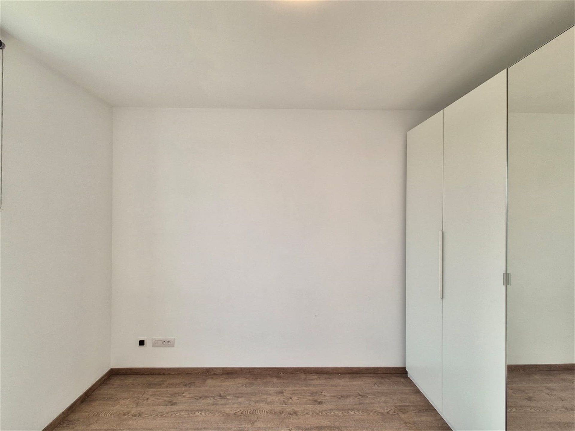 Lichtrijk nieuwbouw appartement met terras en staanplaats. foto 14