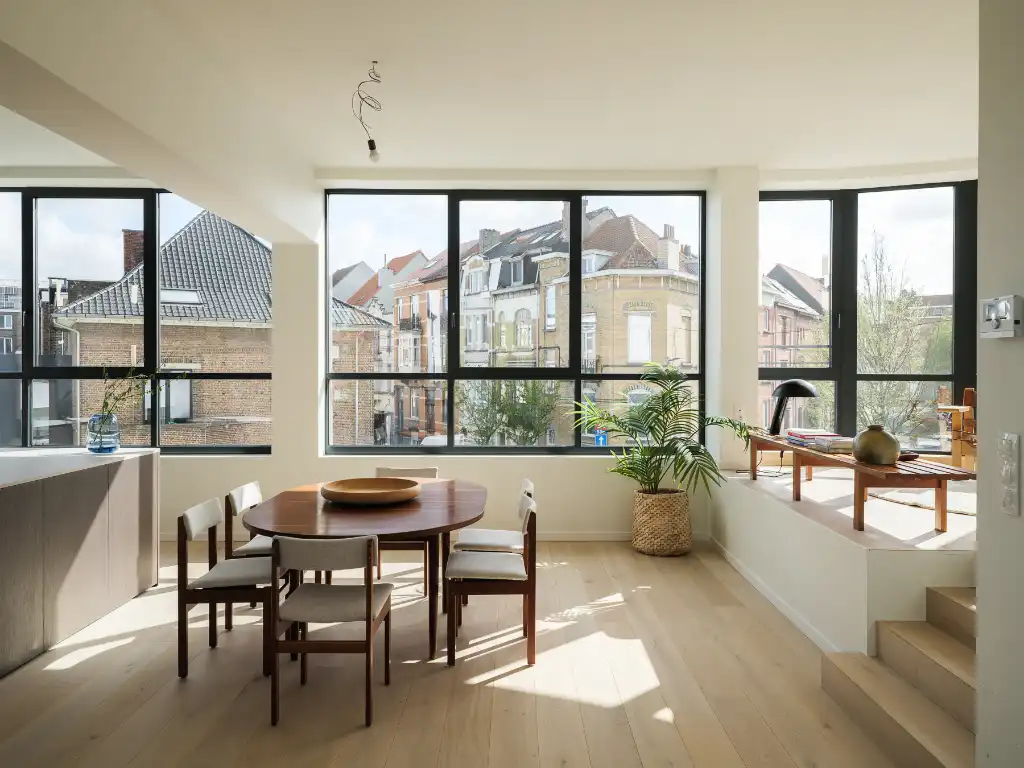 Uniek townhouse-appartement met o.m. 4 slaapkamers, 3 badkamer en een ruim terras. foto 2
