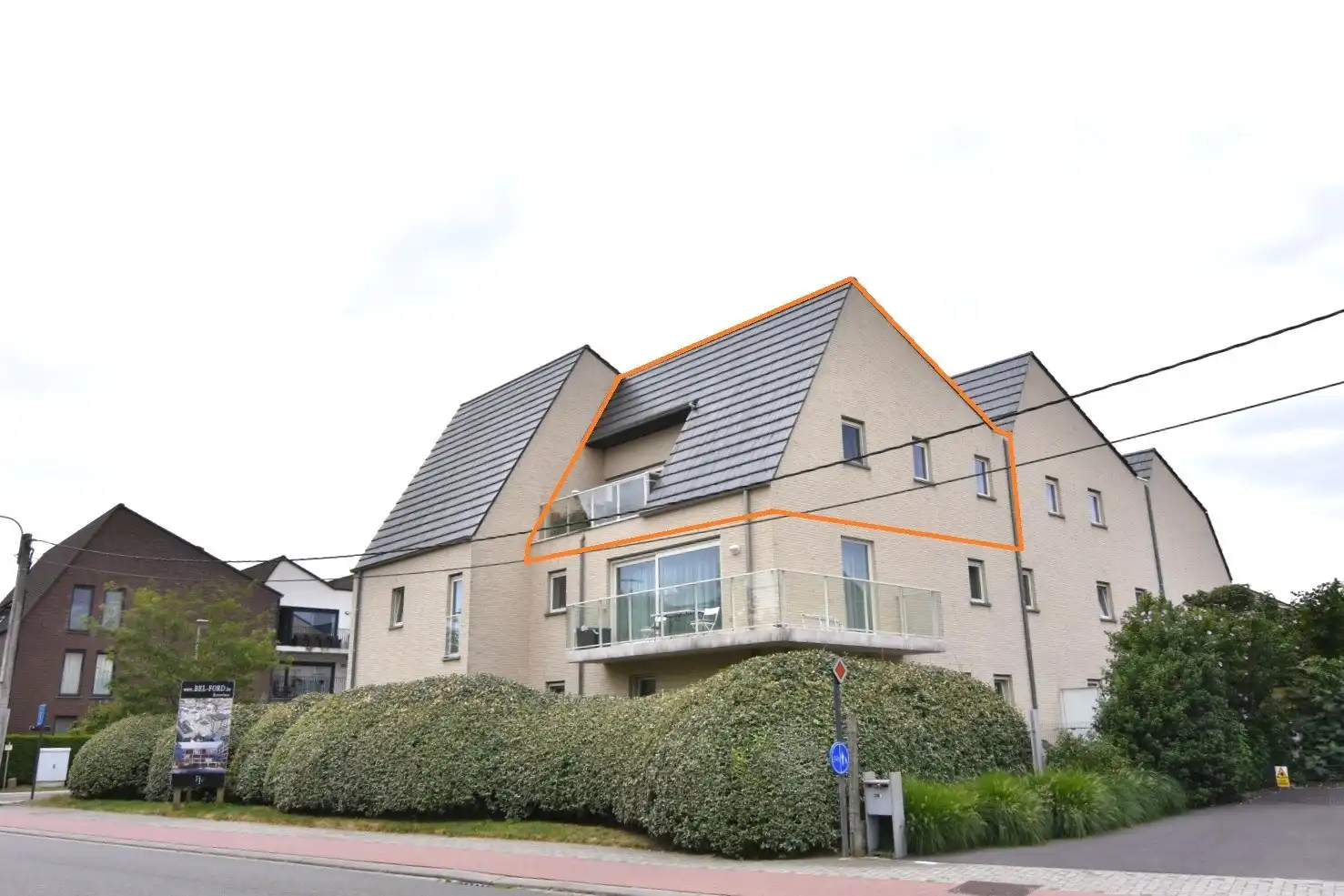 Lichtrijk 2-slpk appartement met privé parking nabij Rumbeke foto {{pictureIndex}}