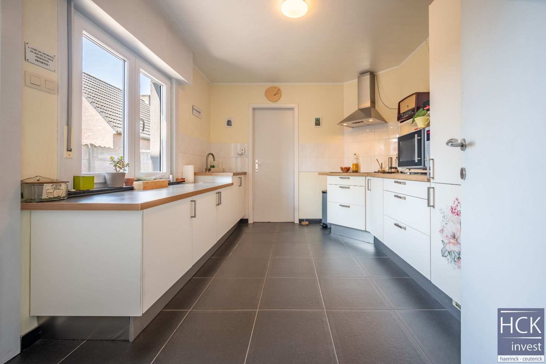 DEINZE - Instapklare woning met 2 SLPK. en tuin op topligging! foto 10