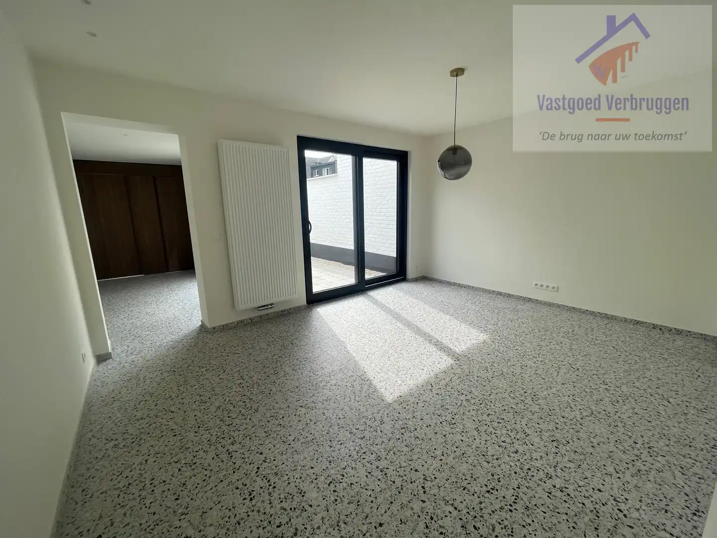 Volledig gerenoveerde woning met tuin en autostaanplaats op toplocatie foto 3