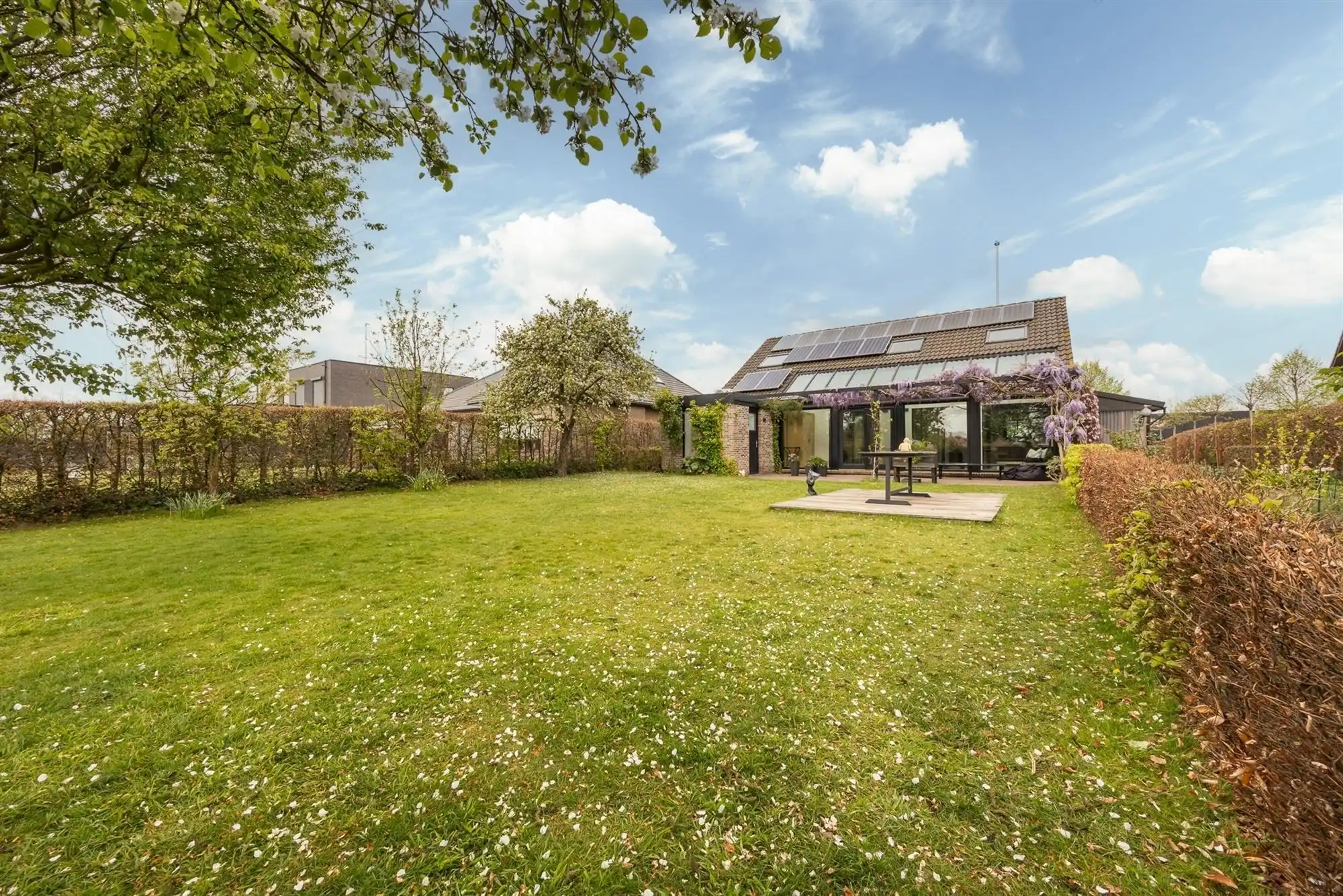 Instapklare en vrijstaande gezinswoning met 3 slpk. en een ruime tuin foto 24