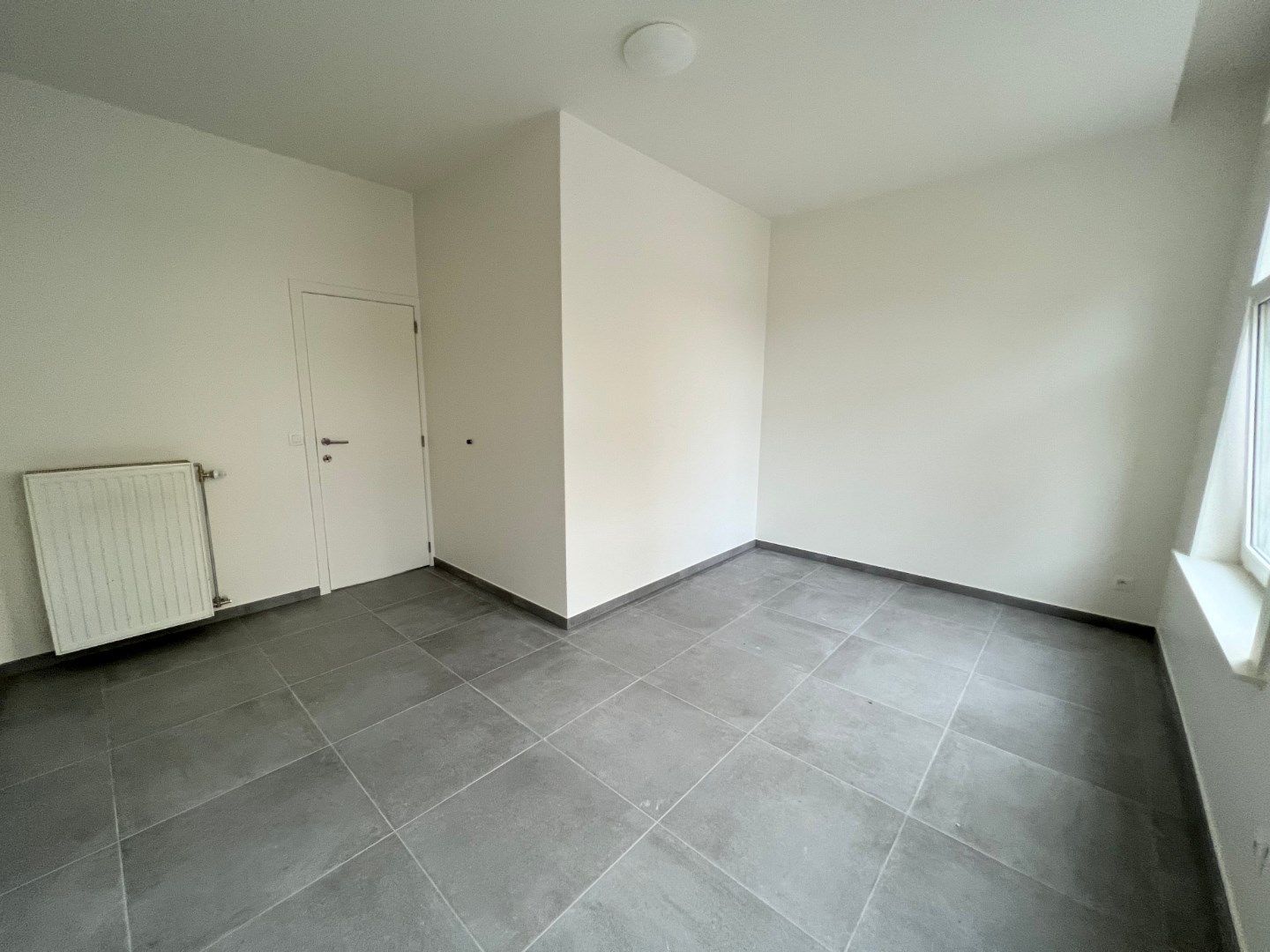 GELIJKVLOERS APPARTEMENT MET 1 SLAAPKAMER EN TERRAS IN IEPER foto 12