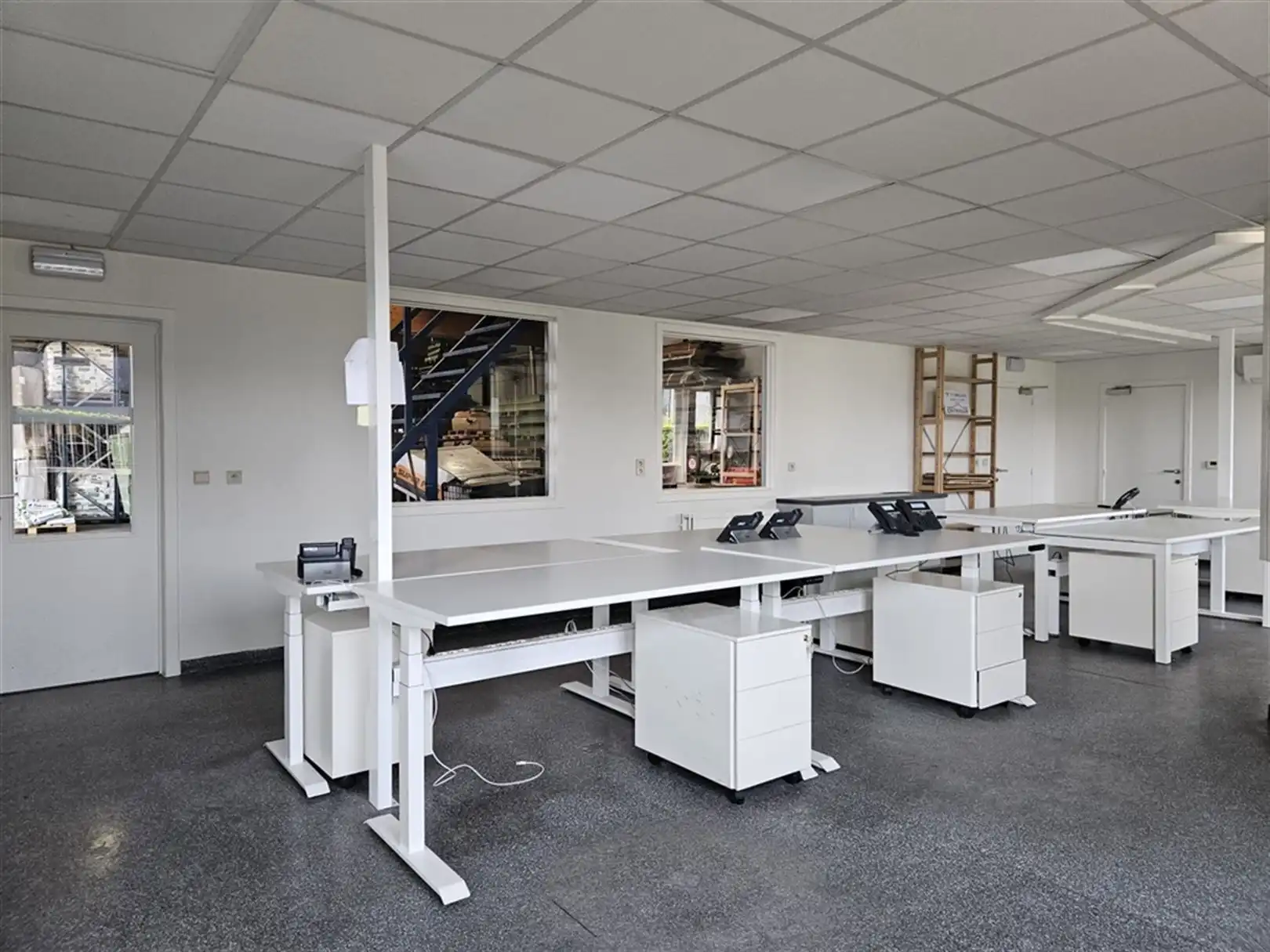 Semi-industrie met verhard terrein foto 15