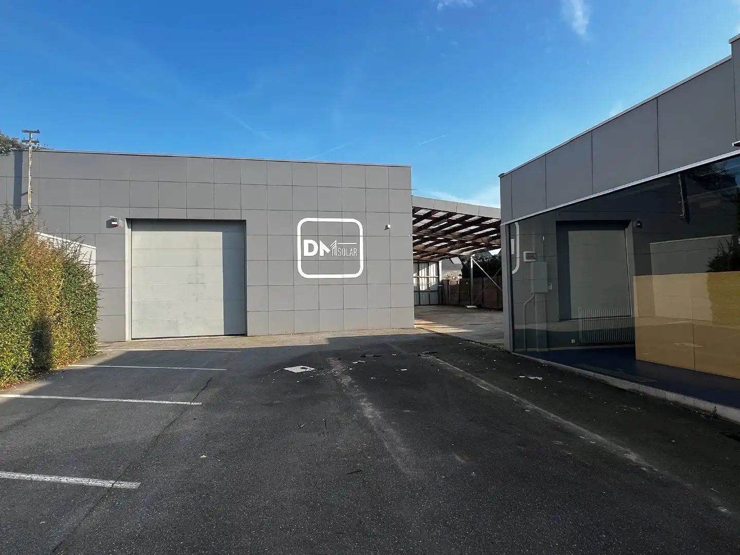 Magazijn met kantoor te huur in centrum Heule. foto 3