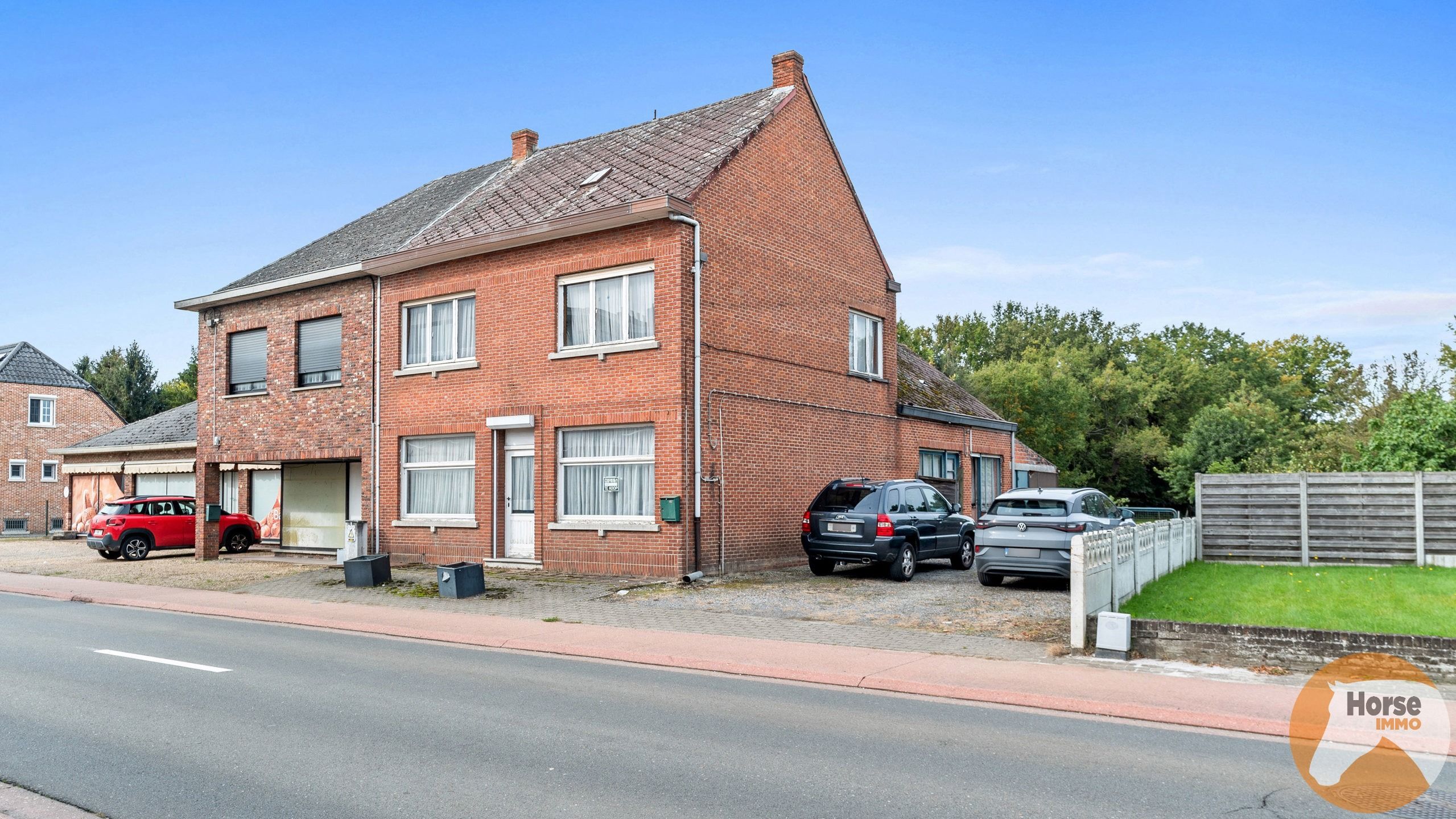 SCHERPENHEUVEL-ZICHEM - Te renoveren 3 gevelwoning met weide foto 2