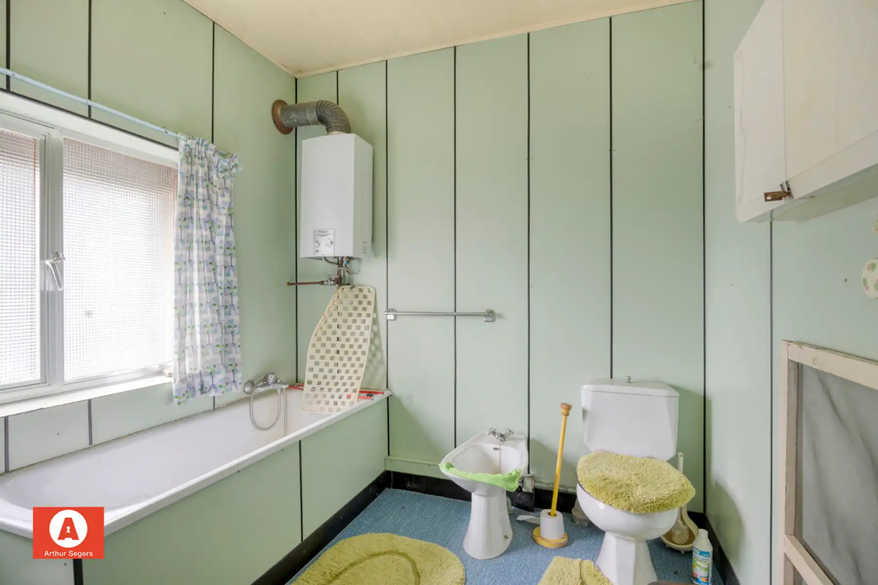 Ruime te renoveren woning met 4 slaapkamers foto 19