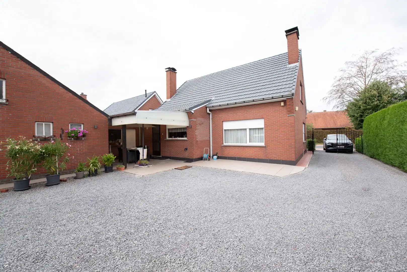 Goed onderhouden, open bebouwing met 3 slaapkamers op 831 m² foto 3