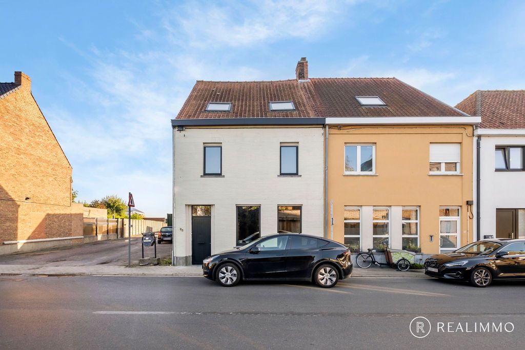 Stijlvol gerenoveerde woning met 3 slaapkamers in Sint-Denijs foto 2