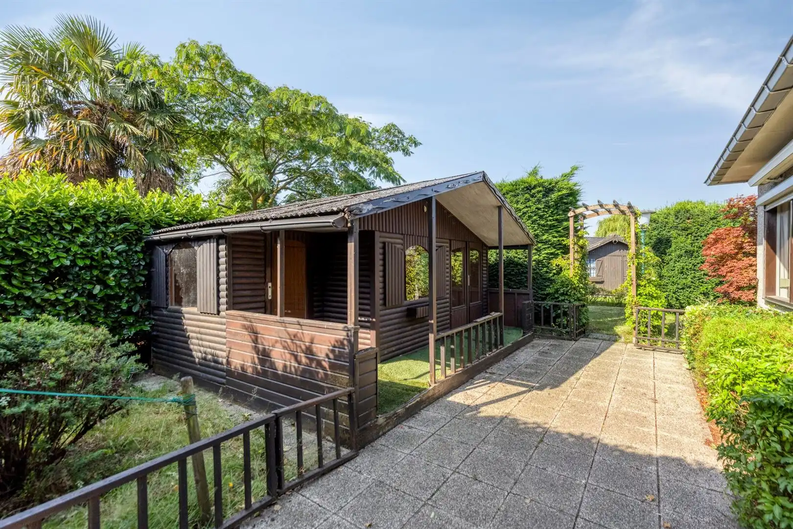 Huis met prachtige tuin in een woonwijk in doodlopende straat foto 26