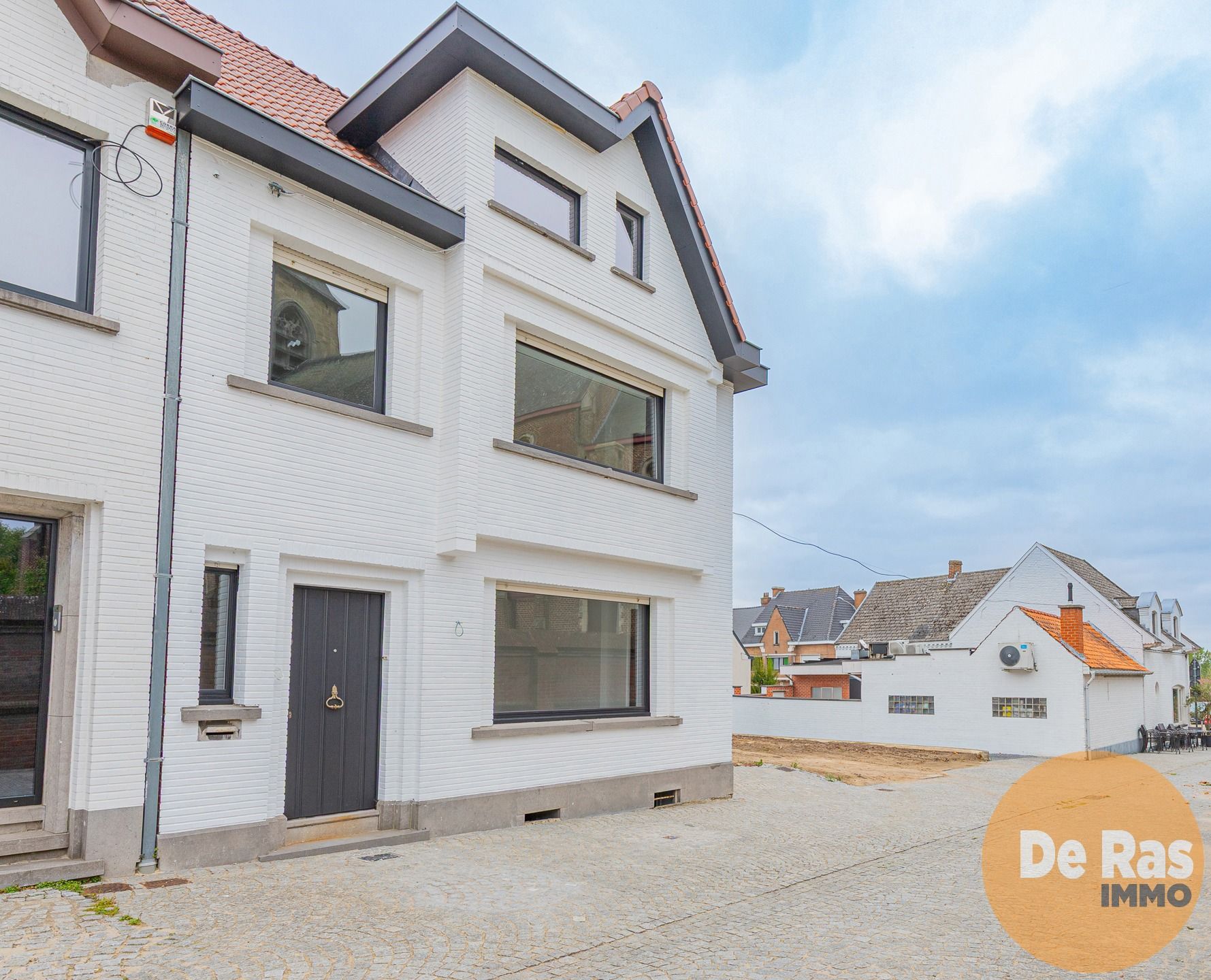 HILLEGEM – Mooi gerenoveerde woning met aangename tuin foto {{pictureIndex}}