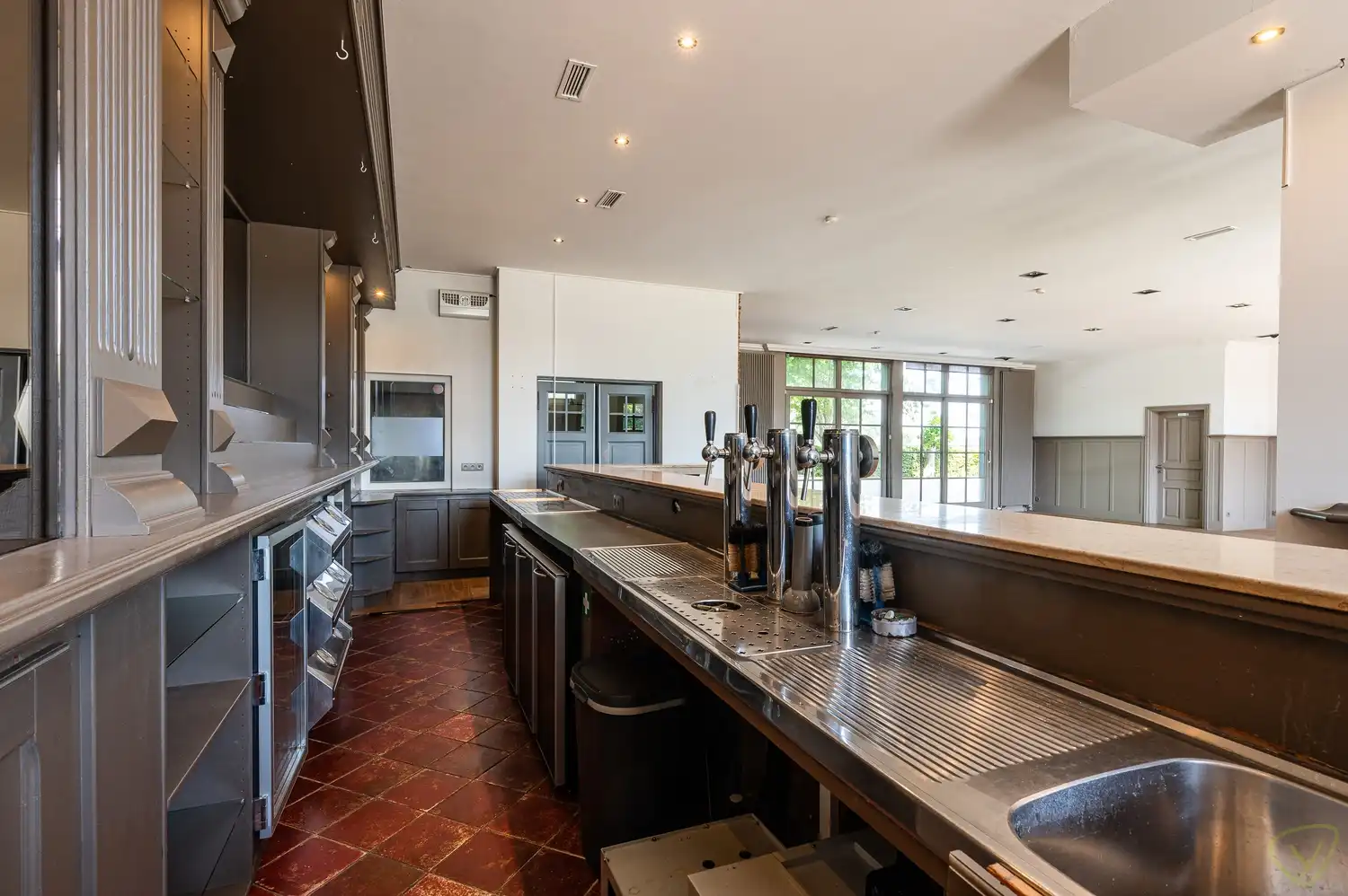 Veelzijdig handelspand met woonst op toplocatie in Lembeke foto 7