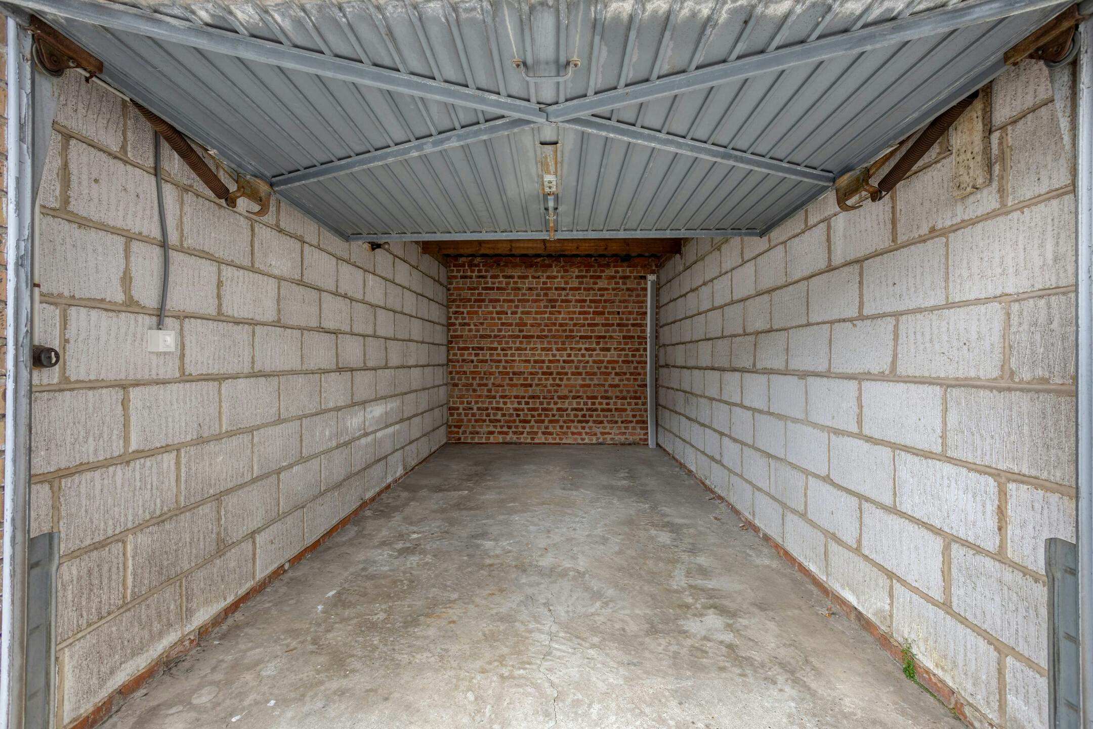 Totaal gerenoveerd appartement met 2 slaapkamers, terras en privé garagebox te centrum Strombeek foto 18