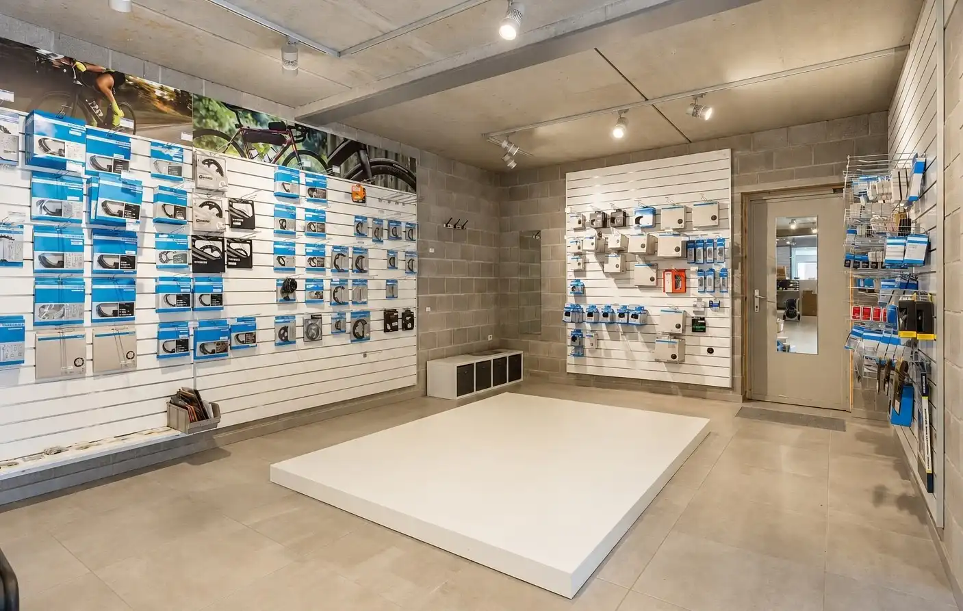 Commercieel pand met ruime handelsruimte, loods én drie-slaapkamer appartement van 160 m² in Wezemaal ! foto 8
