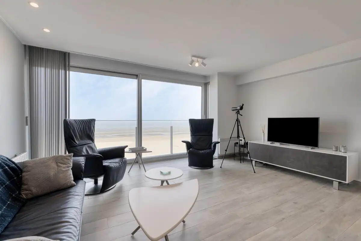 Volledig gerenoveerd tweeslaapkamer appartement op de zeedijk! foto 7