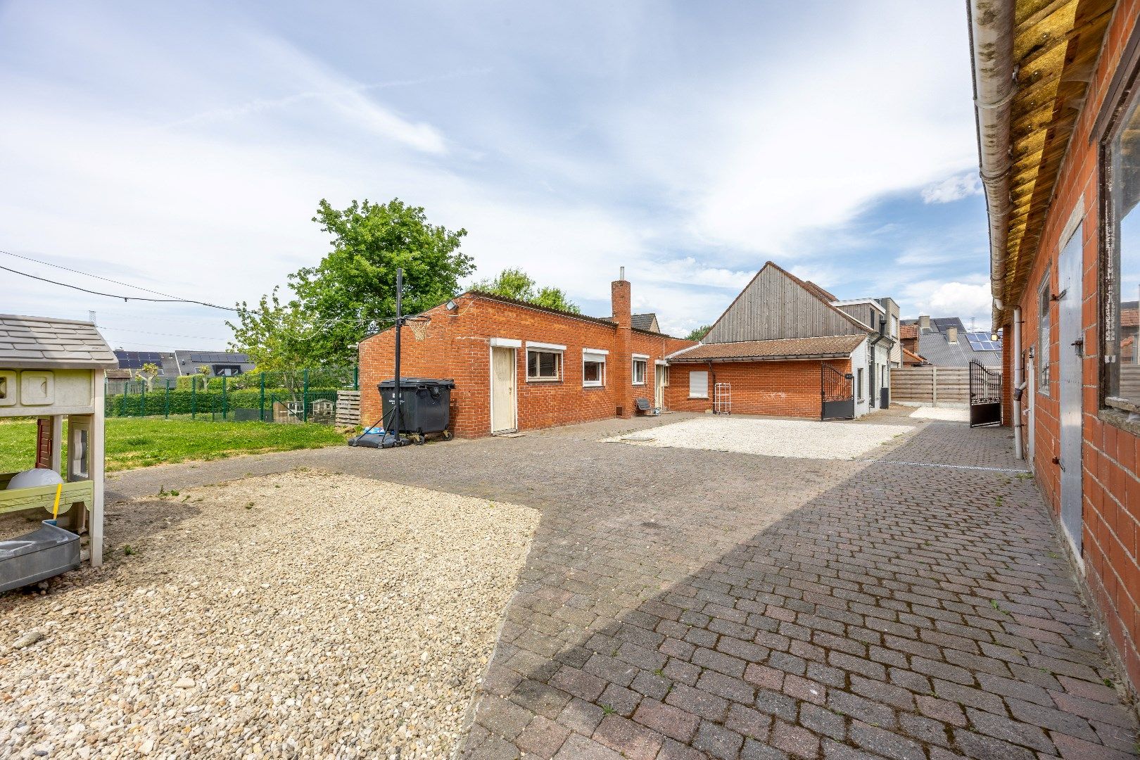 Verder op te knappen woning op 1.218 m² grond foto 18