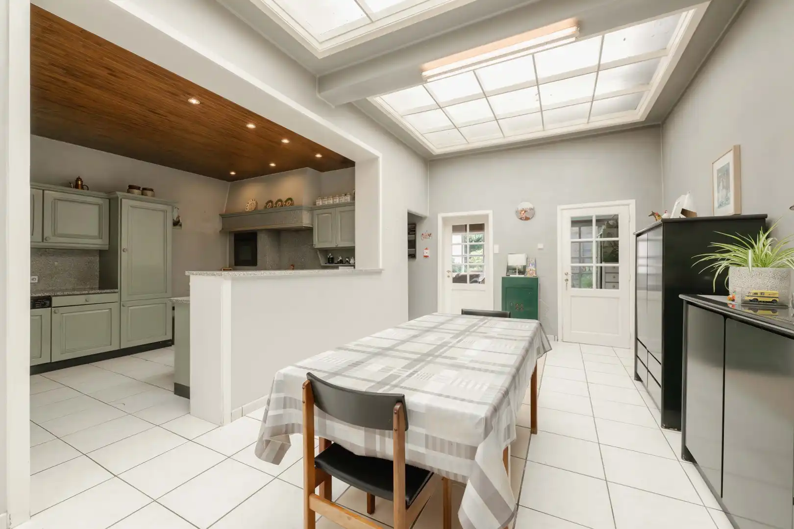 Karaktervol herenhuis met vijf slaapkamers en ruime tuin op uitstekende ligging in Pittem! foto 13