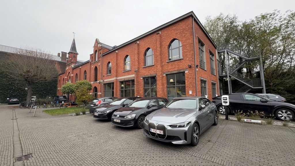 Instapklaar kantoor te huur in wijk Zurenborg te Antwerpen foto {{pictureIndex}}