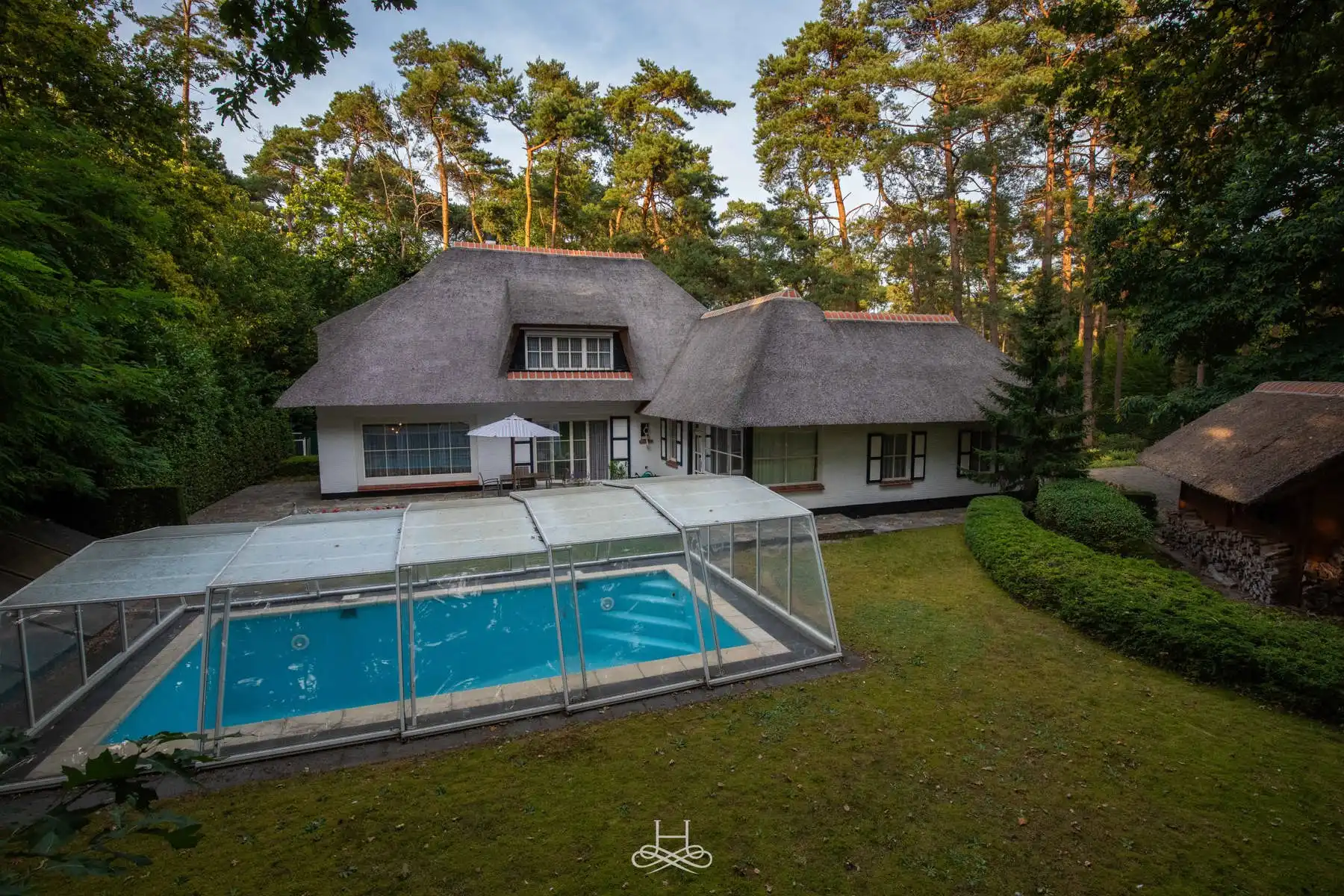 Karaktervolle villa op een zeer ruim en groen perceel foto 3