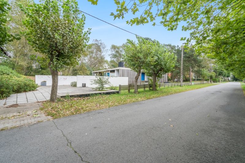 Hoofdfoto van de publicatie: Beschermde modernistische villa op 3146m² gelegen in de Simli-wijk te Nieuwpoort-Bad.