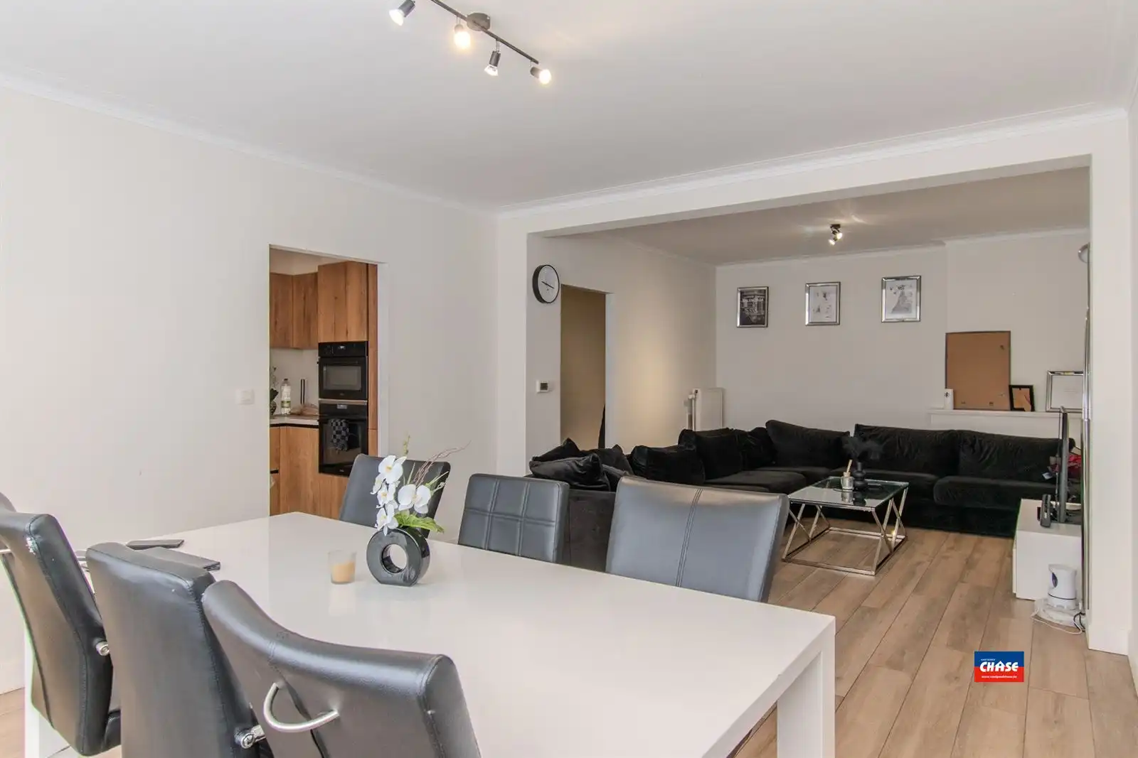 Knap gerenovereerd appartement met 2 slaapkamers en garagebox foto 4