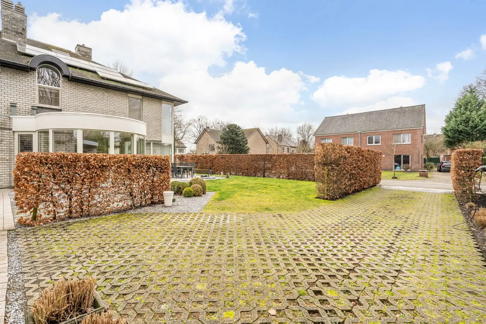 Ruime gezinswoning foto 24