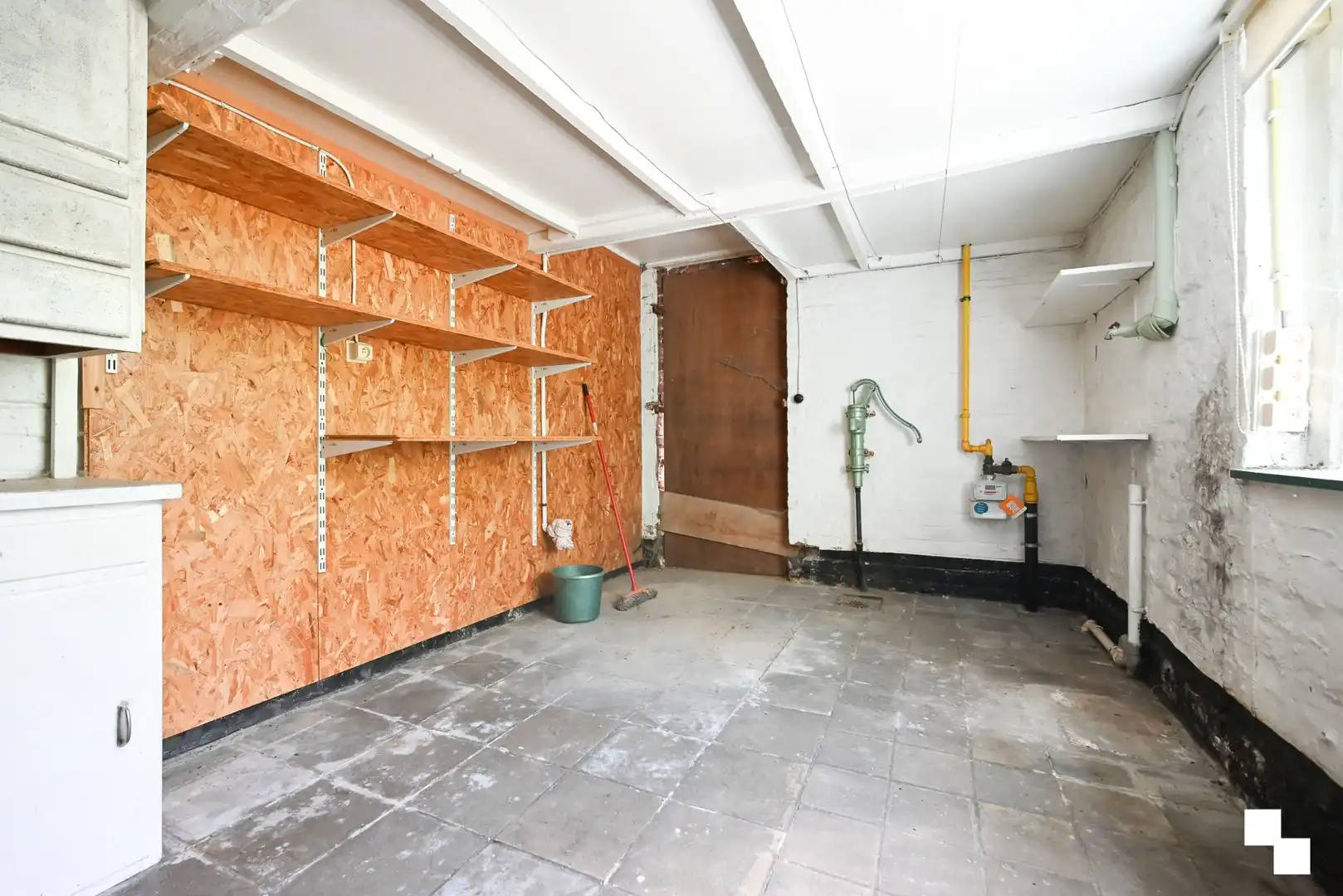 Compleet te renoveren woning / af te breken woning op rand van villawijk te Bosmolens foto 13