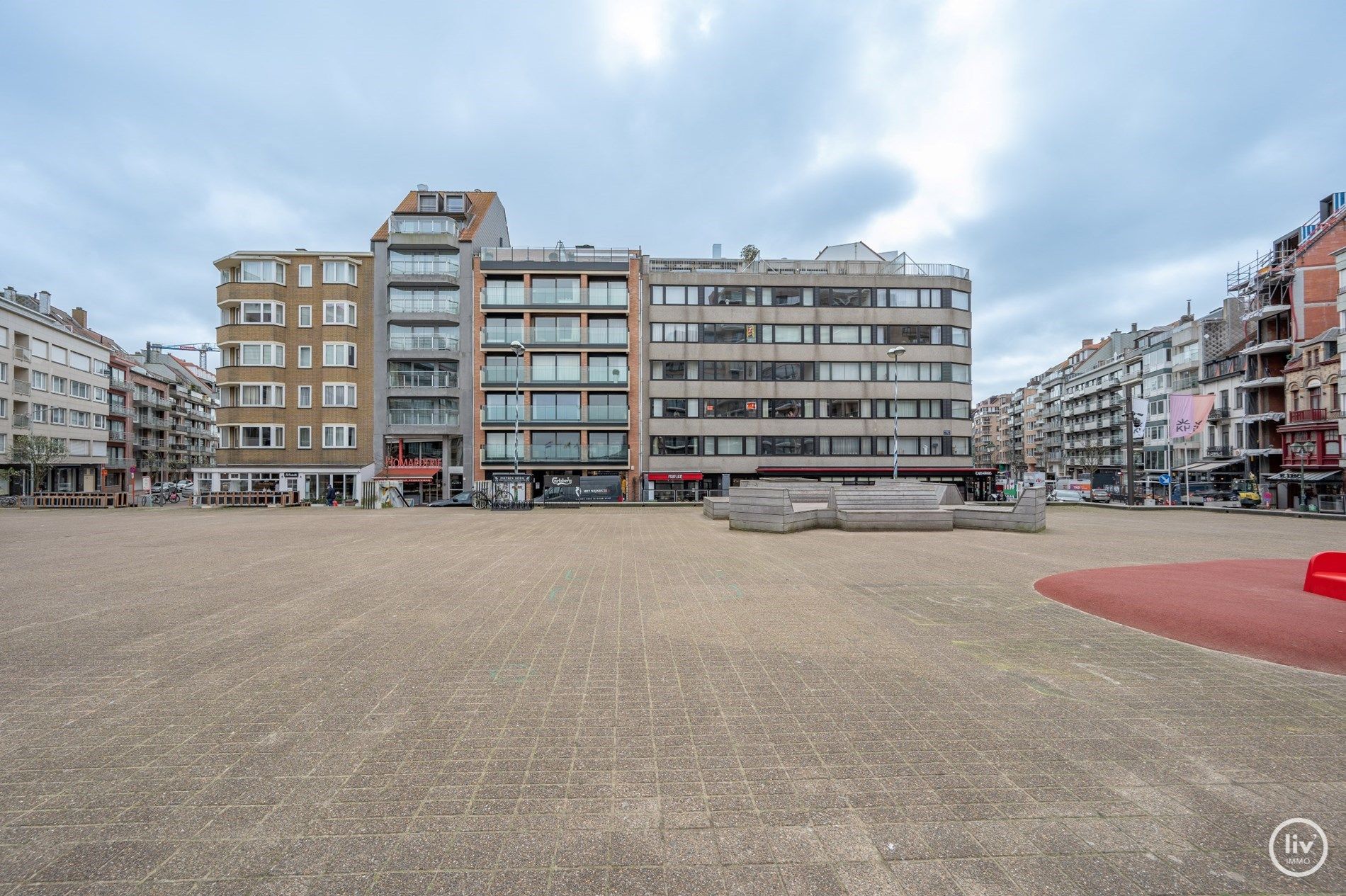 Aangenaam 2 slaapkamerappartement met frontaal ZEEzicht gelegen op het vanbunnenplein te Knokke.  foto 14