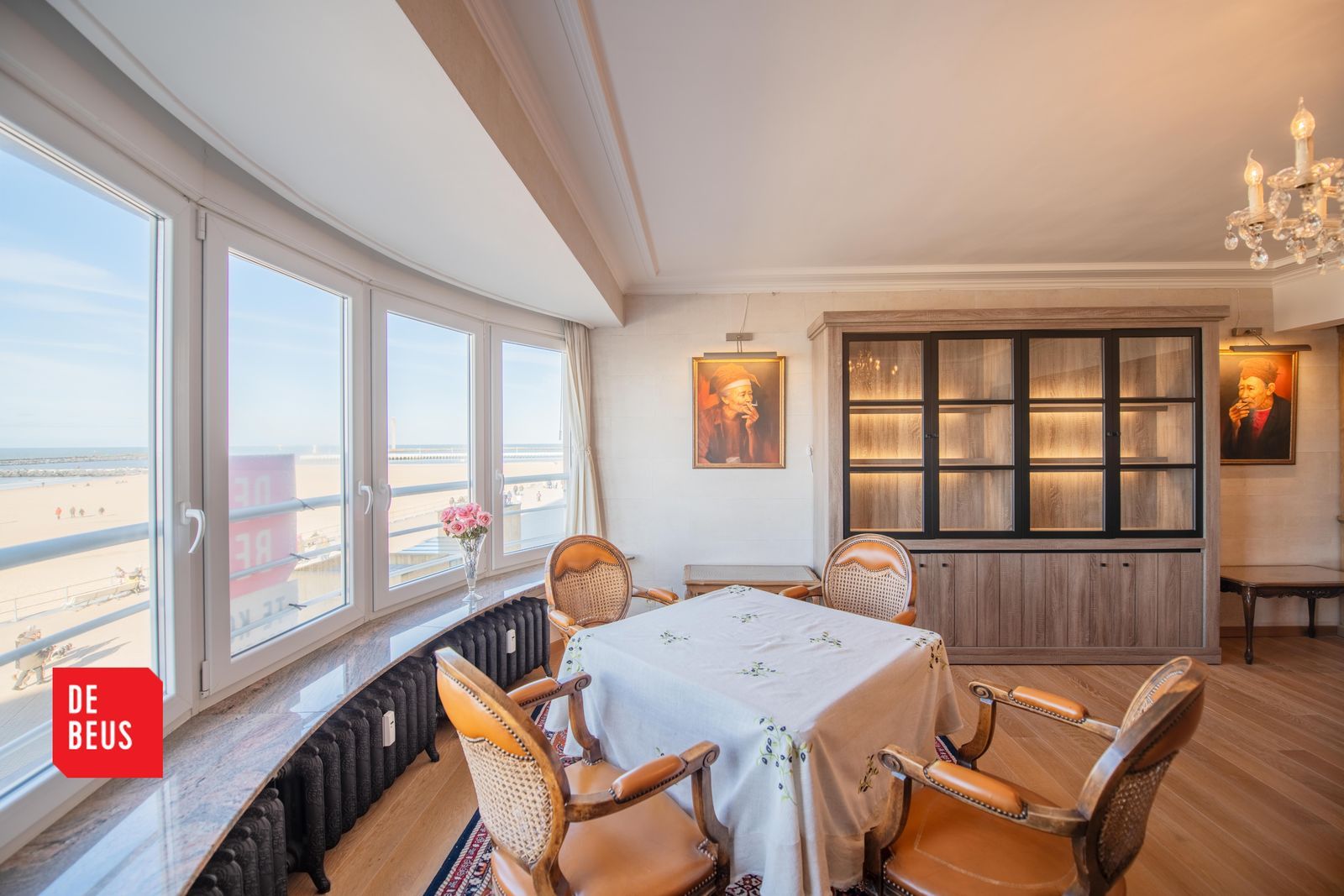 Prachtig ruim appartement met frontaal zeezicht in top-residentie foto {{pictureIndex}}