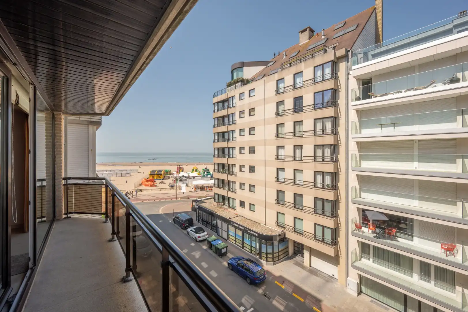 Ruim en breed appartement met goed zijdelings zeezicht foto 16