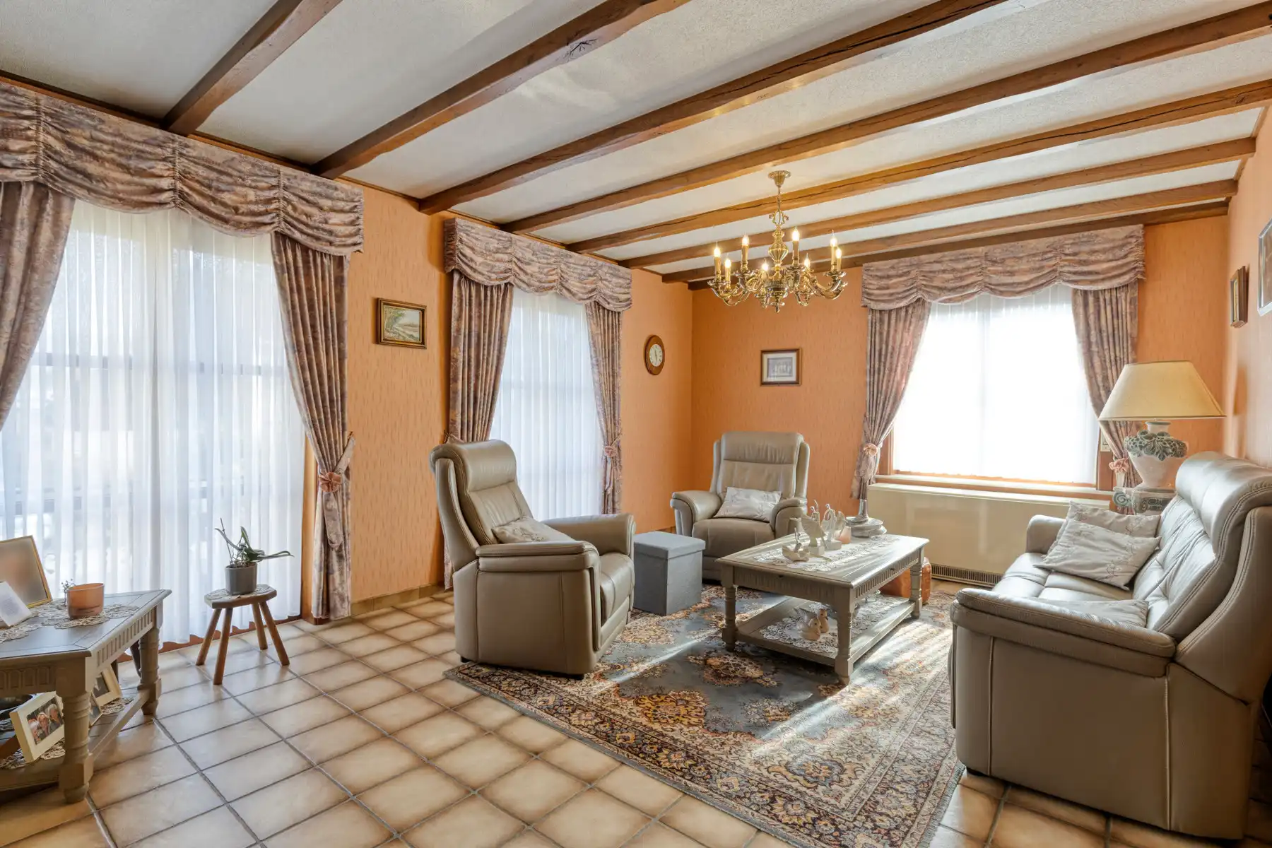 Te moderniseren ruime en solide 3-gevelwoning met grote tuin foto 6