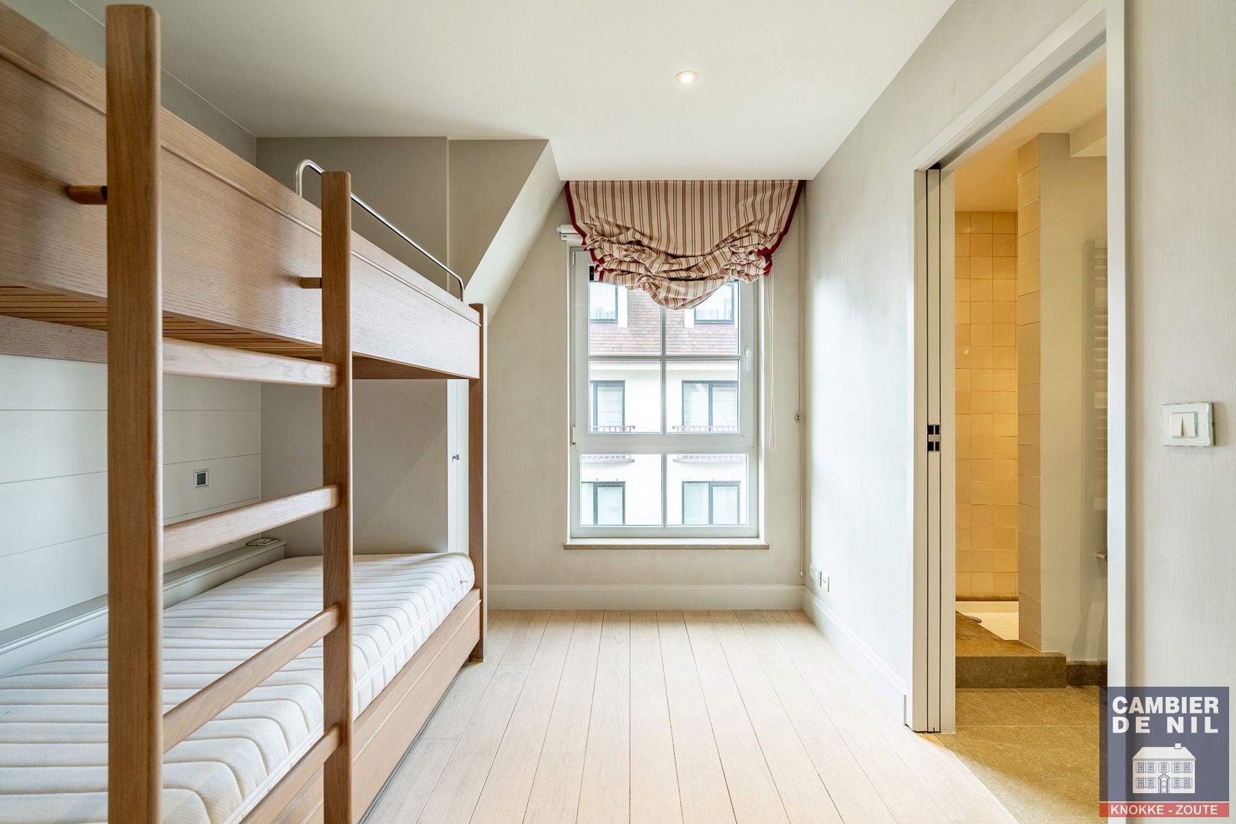 Ruim (155 m²) gemeubeld 3 SK appartement in hartje Zoute foto 19