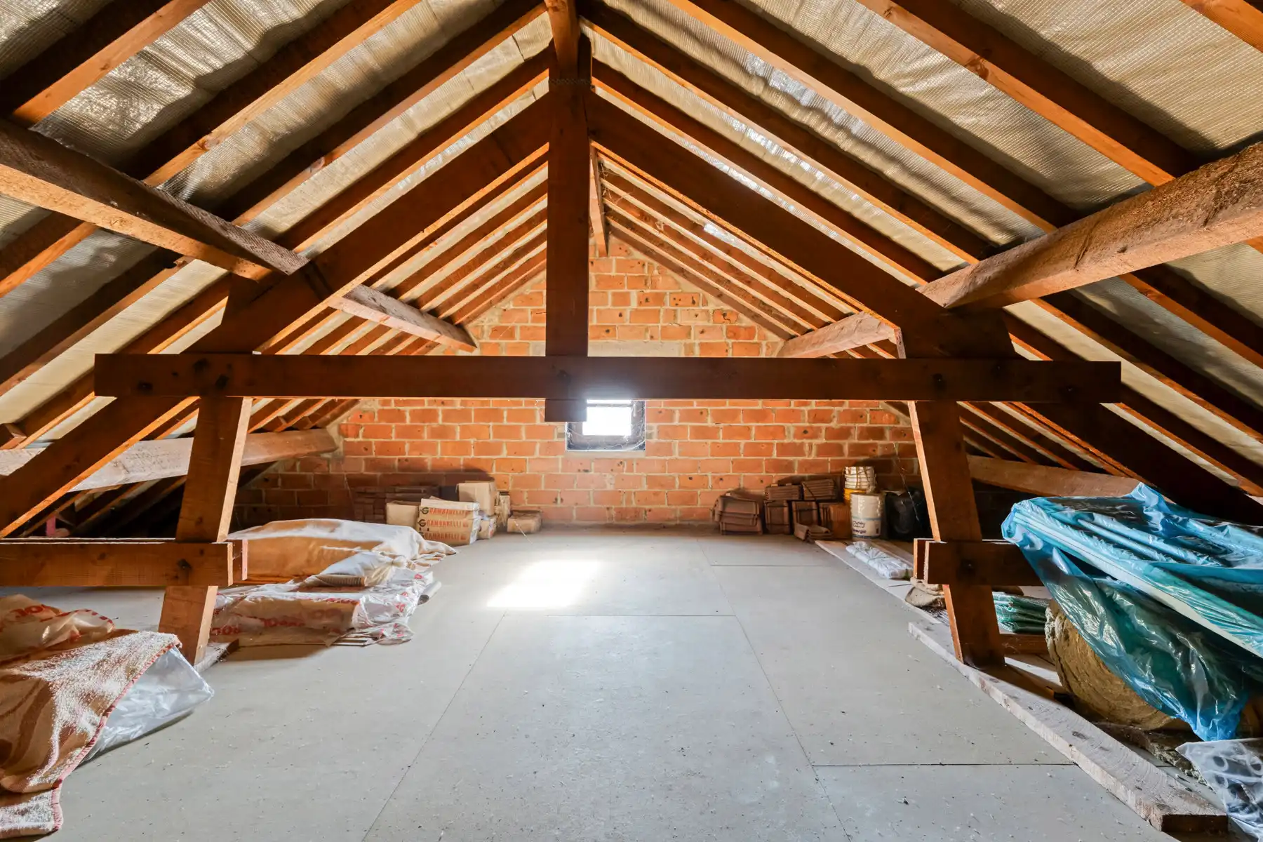 Te moderniseren ruime en solide 3-gevelwoning met grote tuin foto 22