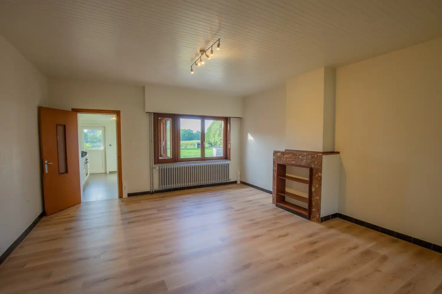 Gerenoveerde halfopen bebouwing met 3 slaapkamers, tuin en 2 autostaanplaatsen! foto 2