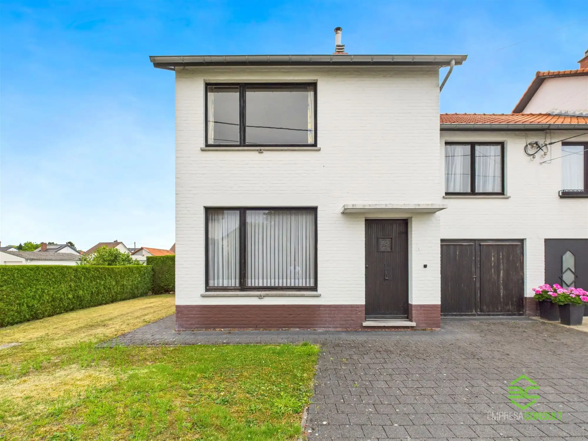 Op te frissen gezinswoning op een rustige locatie! foto 2