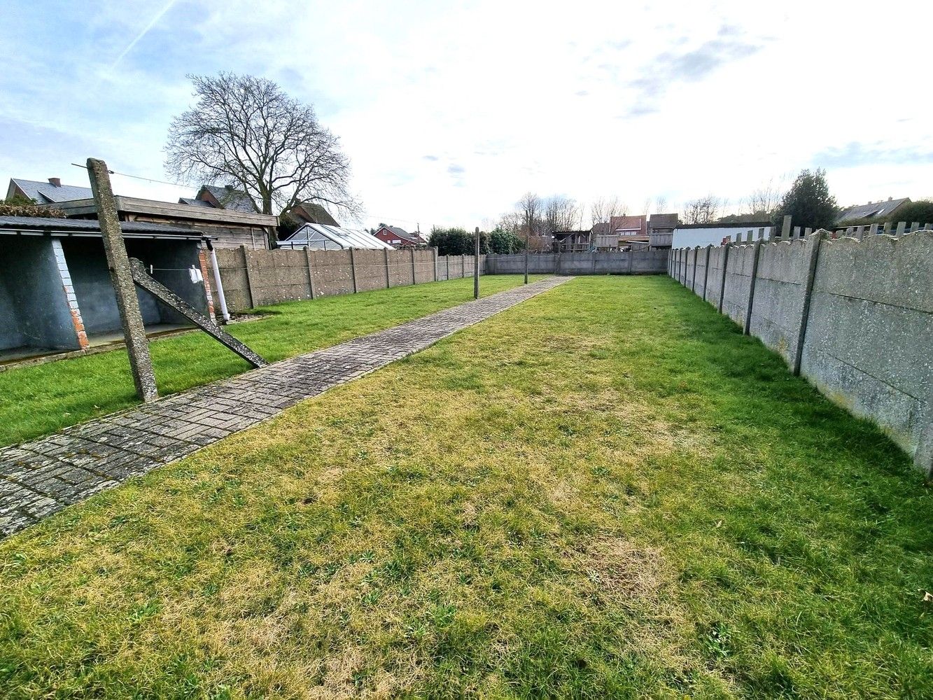 Instapklare woning, 4 slaapkamers, dubbele garage en grote achterliggende tuin foto 3