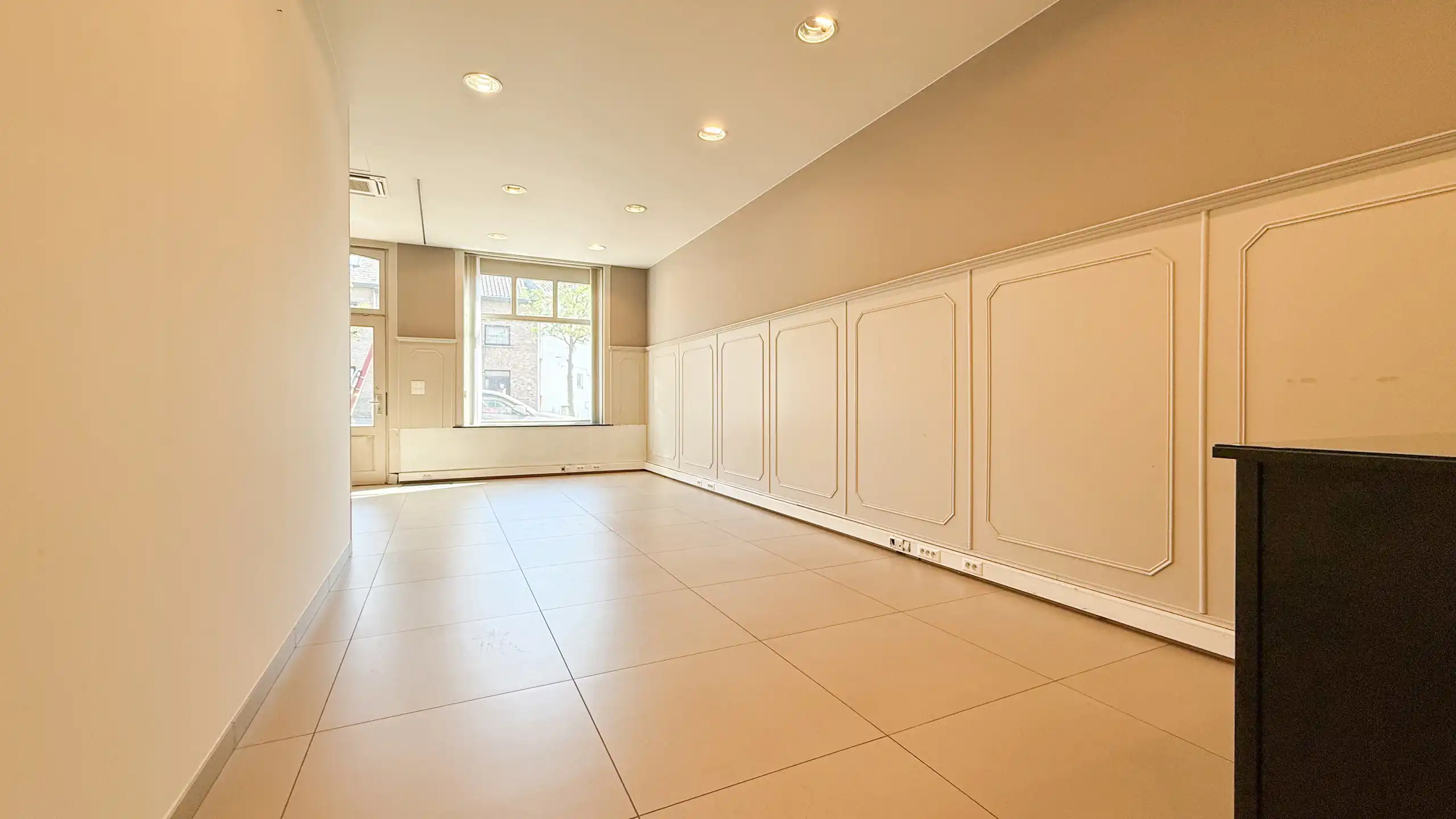 Opbrengsteigendom met Appartement en kantoorruimte! foto 9