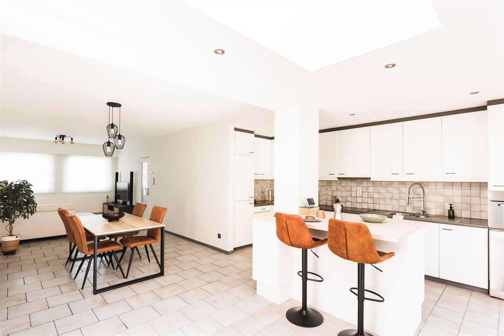 Instapklare woning met zeer grote garage en oprit foto 8