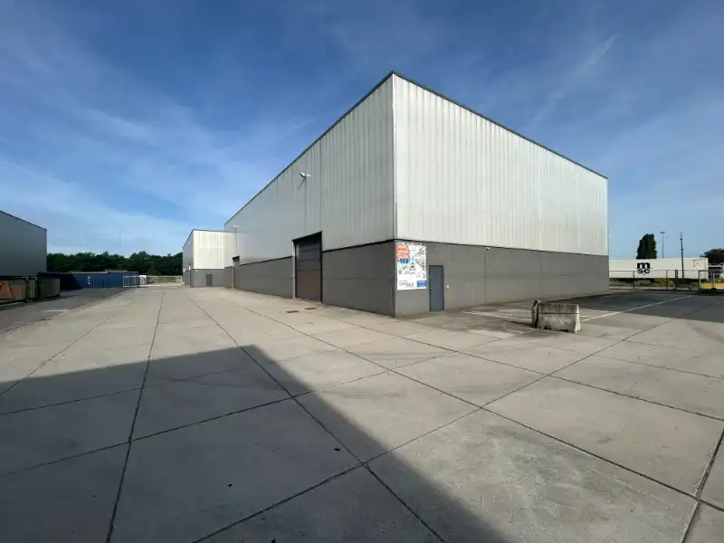 Recent magazijn van 1.062 m² met 2 sectionaalpoorten op toplocatie in Oostakker foto 2