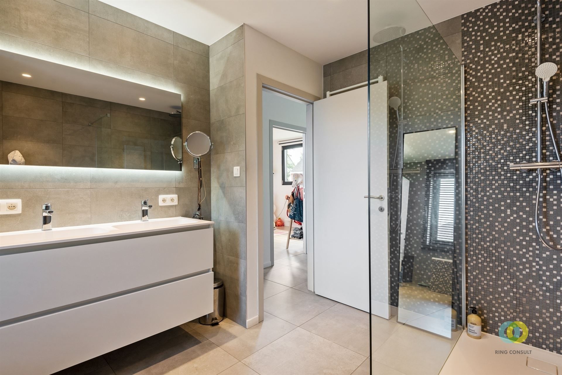 Gerenoveerde 3-gevel woning  foto 14