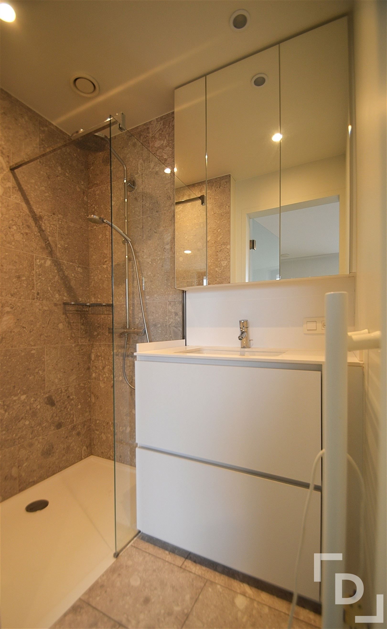 Prachtig afgewerkt appartement op de Grote Markt in Poperinge. foto 7