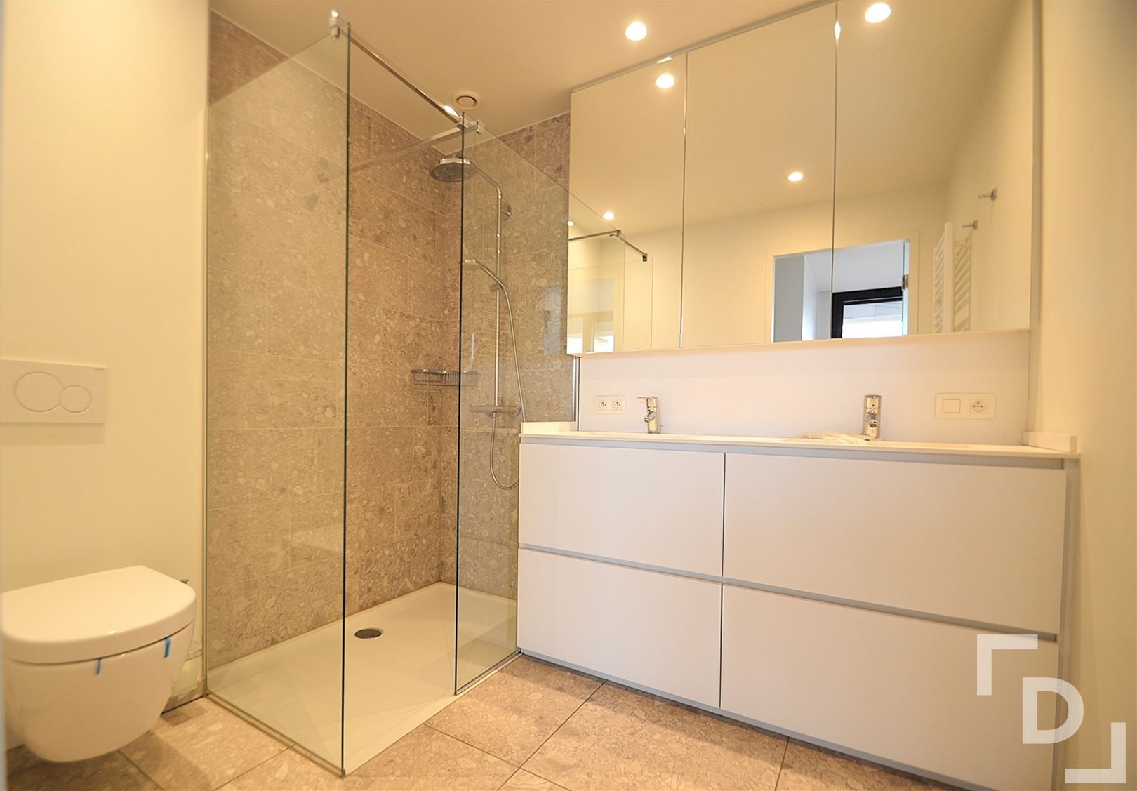 Prachtig afgewerkt appartement op de Grote Markt in Poperinge. foto 7