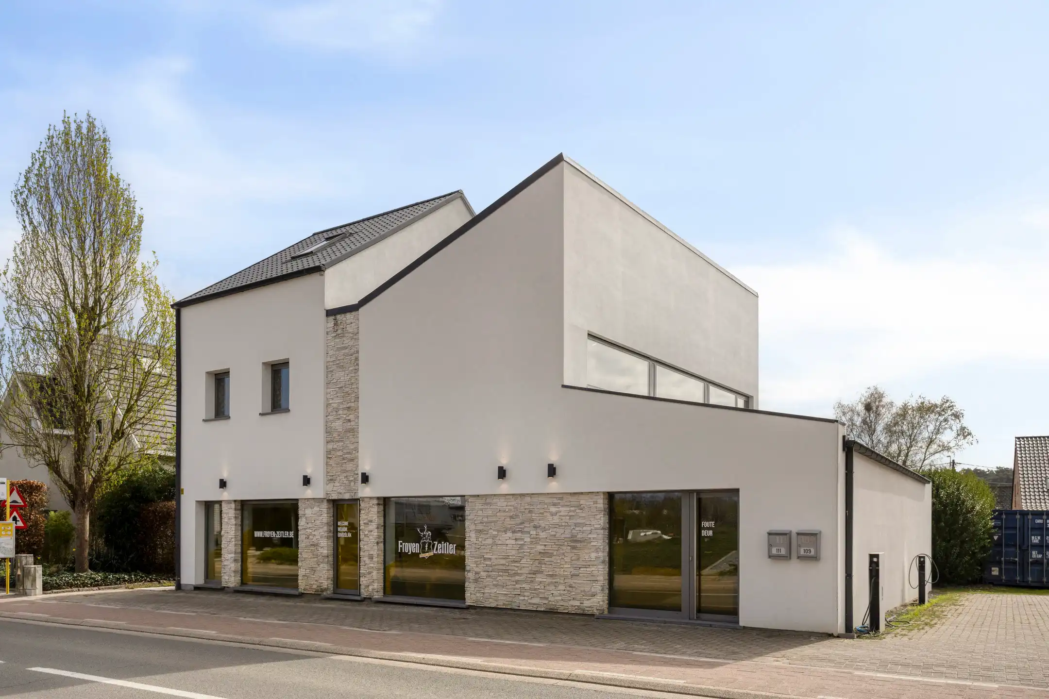 Woonst met handelsruimte op een strategische locatie foto {{pictureIndex}}