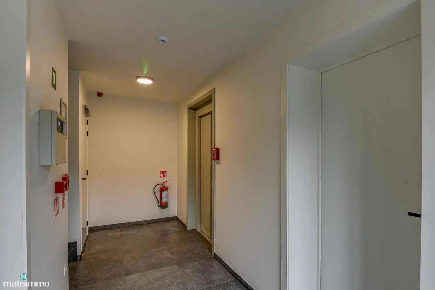 RUIM NIEUWBOUW APPARTEMENT MET 2 SLAAPKAMERS, OVERDEKT TERRAS, GARAGE, AUTOSTAANPLAATS EN KELDERBERGING TE BEVERST foto 4