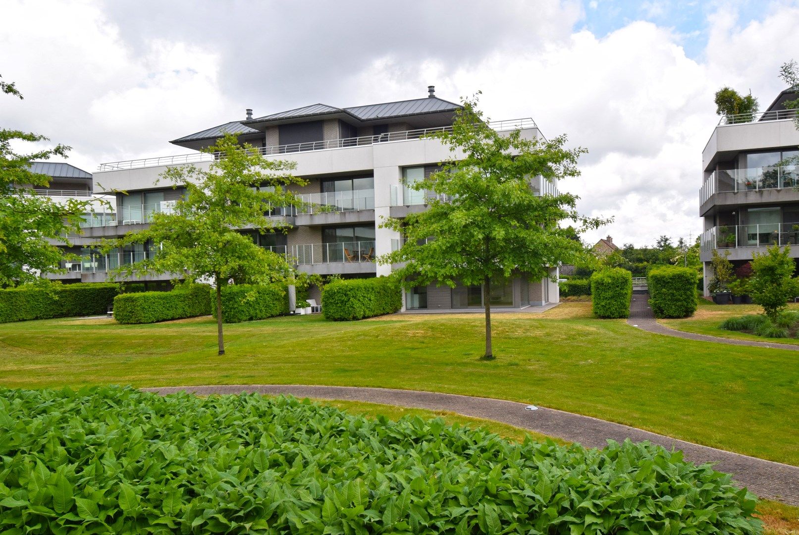 ZEER RESIDENTIEEL APPARTEMENT MET TUIN foto 1