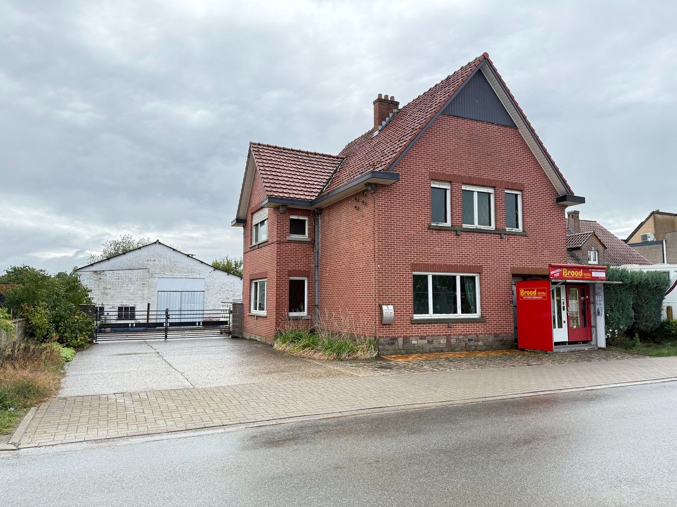 Hoofdfoto van de publicatie: Woning met achterliggend magazijn op 15 are 29 ca.