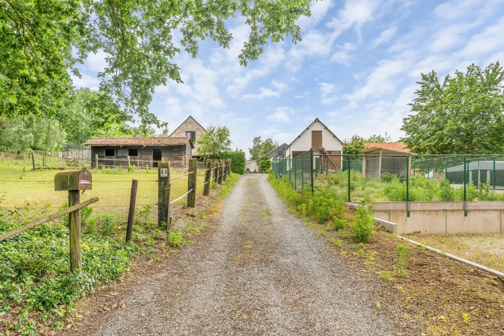Uniek gelegen woning aan de bosrand op een perceel van 36a67ca waarvan 22a82ca geschikt is als paardenweide! foto 2