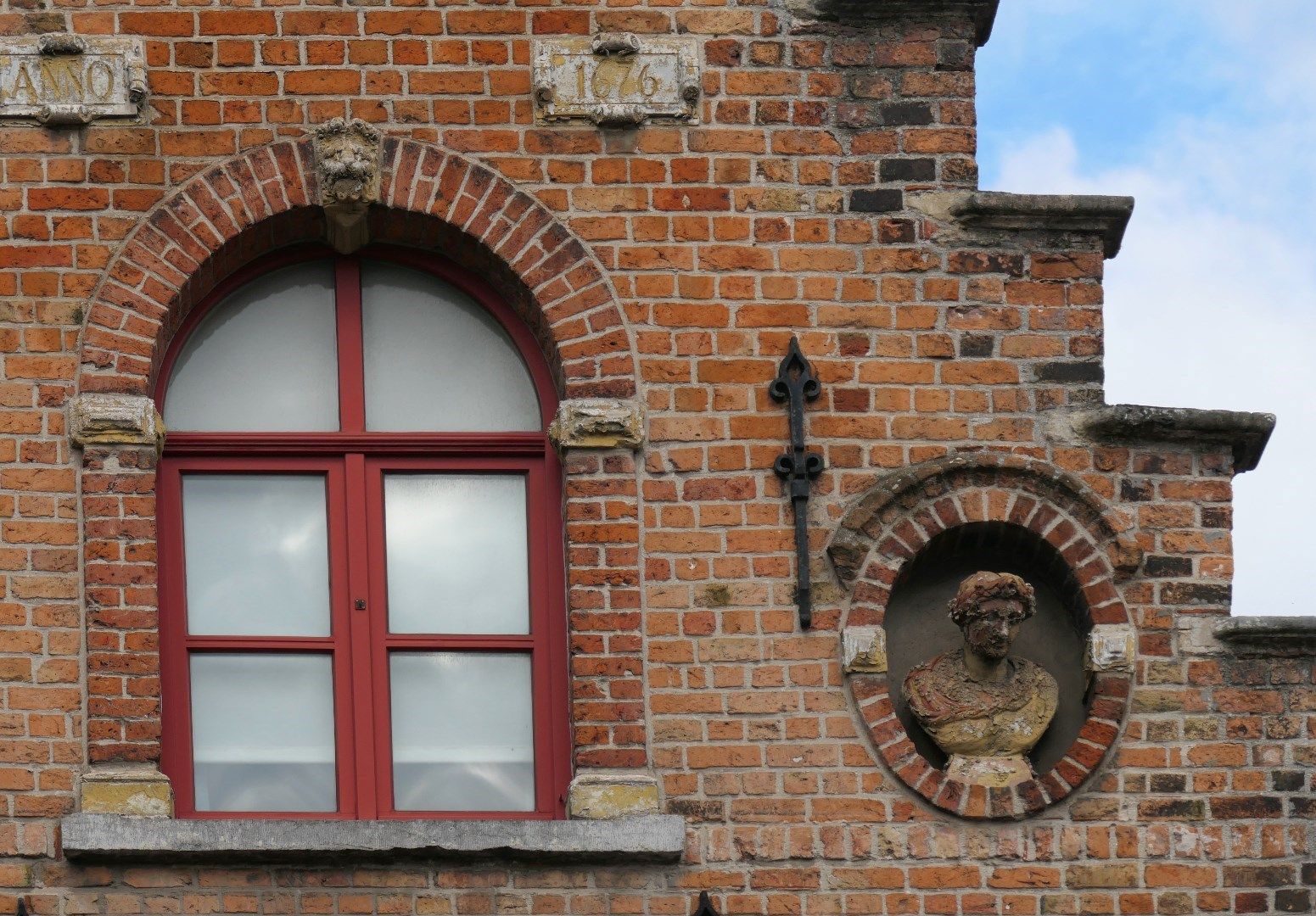 Karaktervol burgershuis gelegen aan de St-Jakobskerk in de historische stadskern  foto 24